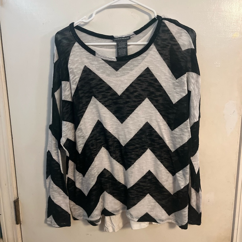 Chelsea & Theodore Black and White Chevron Long Sleeve Sweater Top (L) 🖤✨
